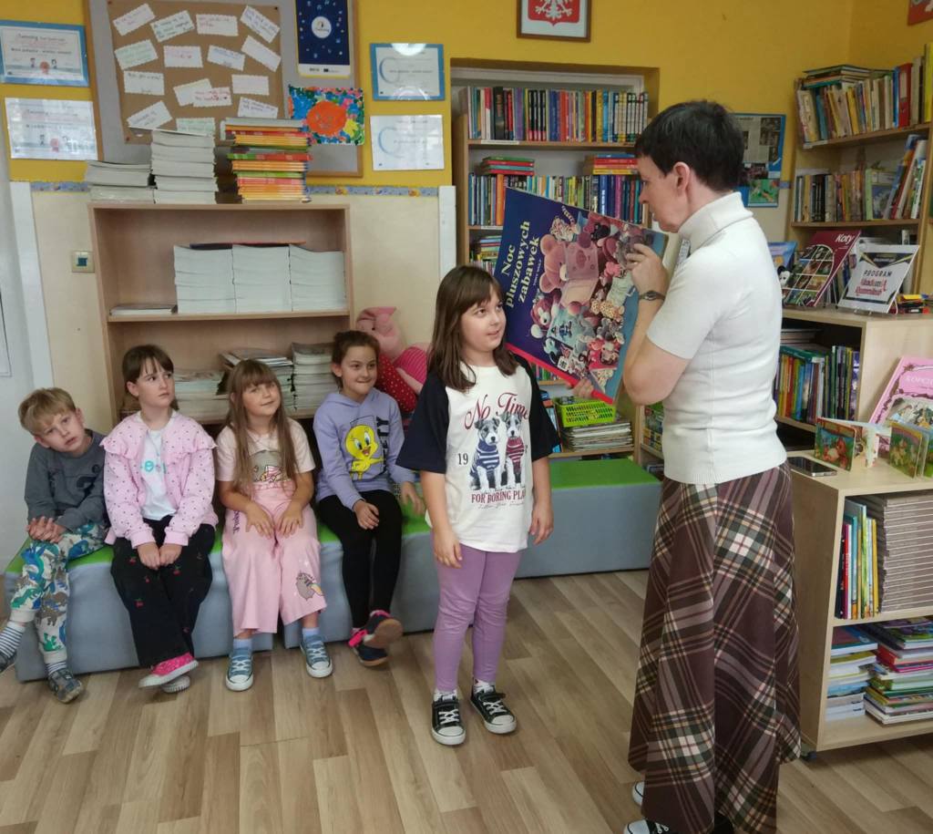 Pasowanie na czytelnika uczniów klas pierwszych.